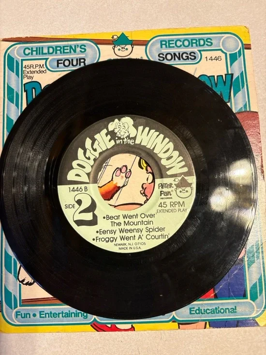 Vintage Children’s 45 Records Lot Peter Pan Doggie n the Window Three Little Pig - Picture 3 of 3